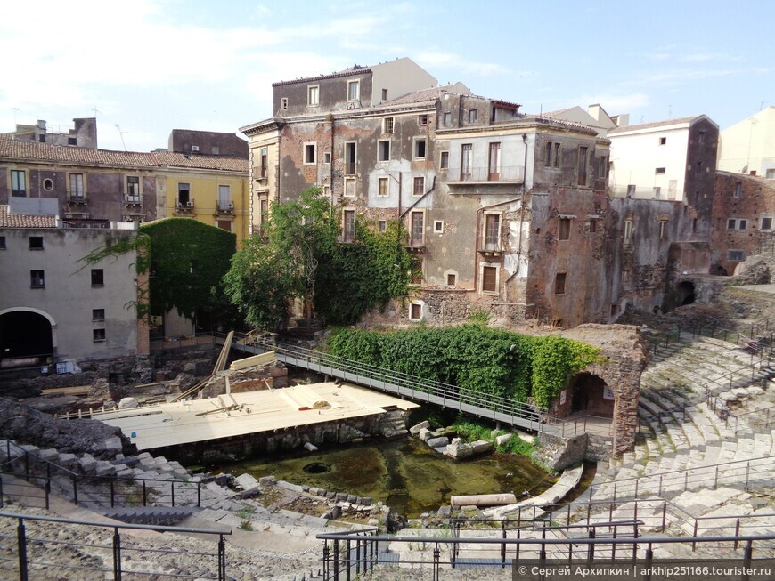 Древнеримский театр 2 века в центре Катании на Сицилии