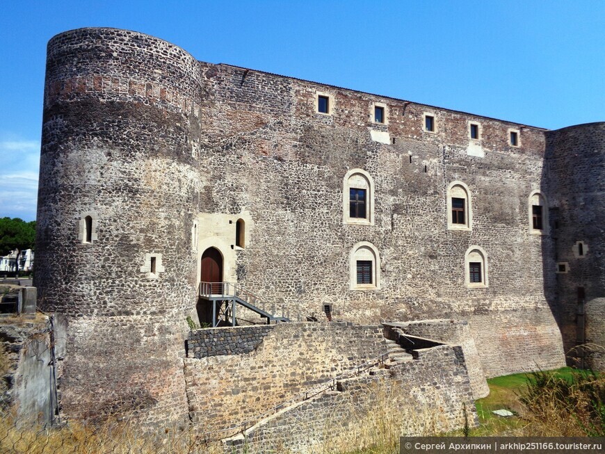 Средневековый замок Урсино в самом центре Катании на Сицилии