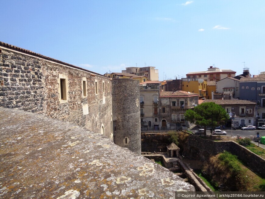 Средневековый замок Урсино в самом центре Катании на Сицилии