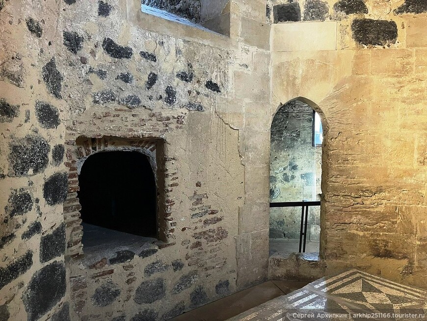 Прекрасный городской музей Катании в средневековом замке Урсино