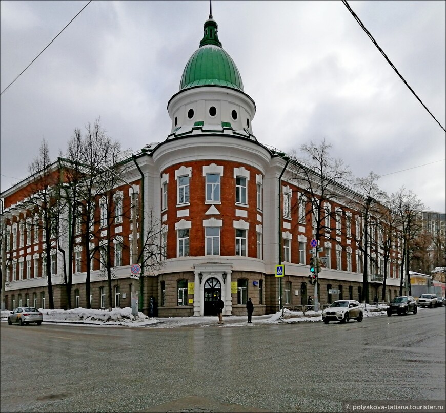 Главное здание Пермского педагогического университета расположено в бывшей Земской управе. Архитектор В.А. Волошин,  дом построен в1916 году.