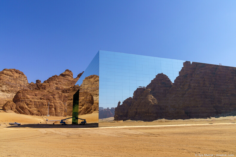 Уникальное зеркальное здание Марайя недалеко от города Аль-Ула