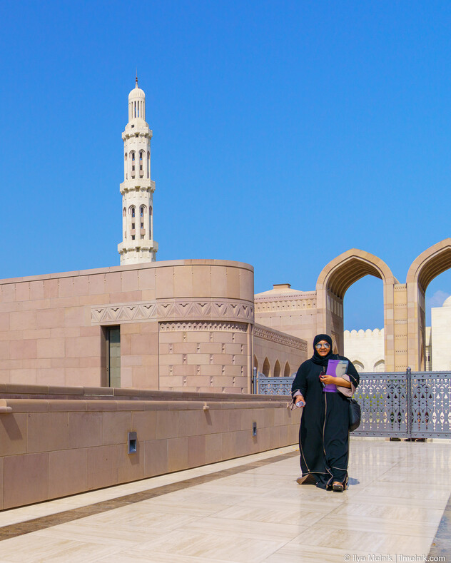Снимок сделан в Омане, который является гораздо более спокойным с точки зрения женской одежды