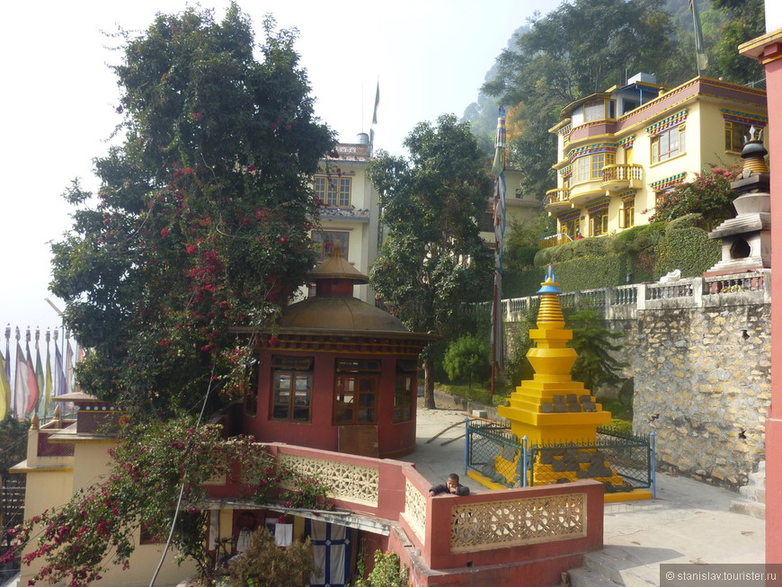 Непал. День второй.Катманду: монастырь Тритен Норбутсе, храм Сваямбунатх, площадь Дурбар
