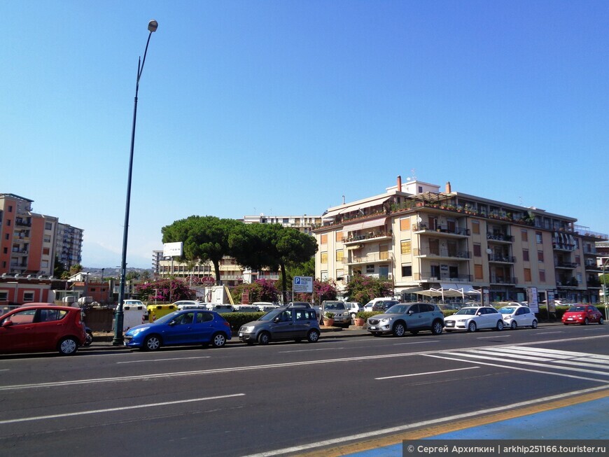 Ионическая набережная — отличное место для променада в Катании на Сицилии