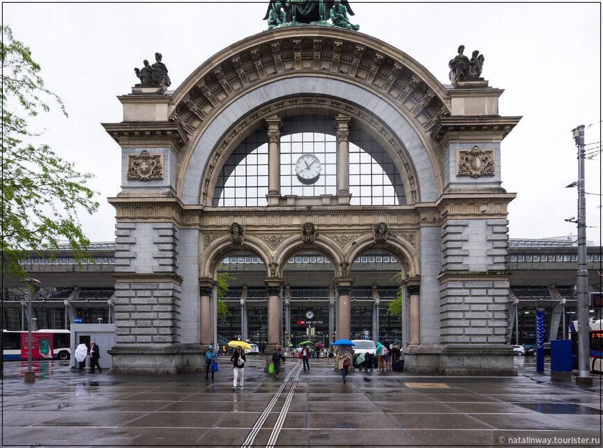 Монументальный портал, оставшийся от роскошного здания старого вокзала, который в 1971 г. сгорел