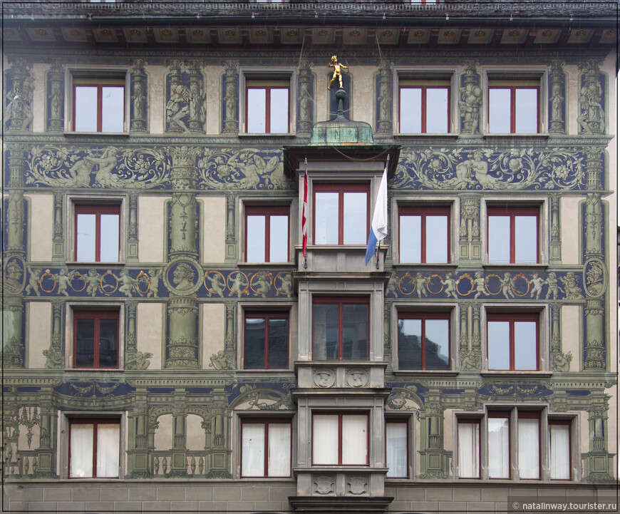 Фасад с неоренессансными картинами Луи Вайнгартнера и Альберта Бенца. 1891.