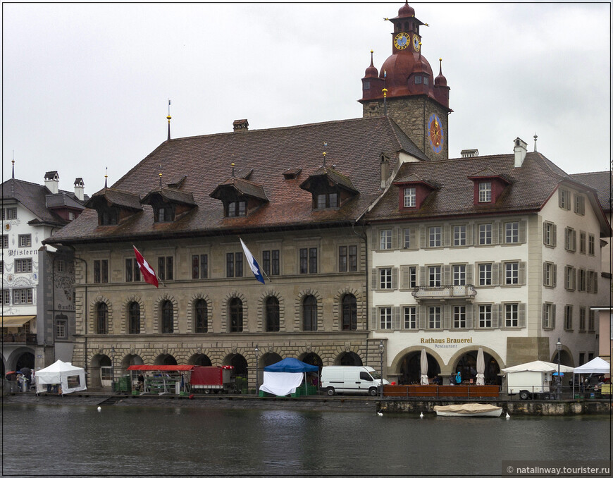 Здание Rathaus (слева)