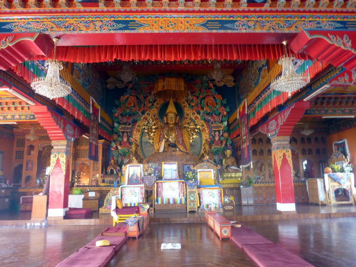 Внутреннее убранство православного и буддийского храма. Буддийский монастырь внутри дацан. Монастырь Копан. Буддийский храм ступа. Буддистский храм внутри.