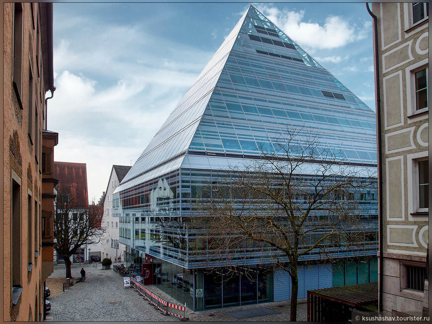 Стеклянная пирамида была построена в 2004 году по проекту известного немецкого архитектора и скульптора Готфрида Беема. Он прославился своими оригинальными идеями для решения городского пространства, и он - единственный архитектор Германии, который в 1986 году был удостоен престижной Притцкеровской премии - Pritzker Architecture Prize