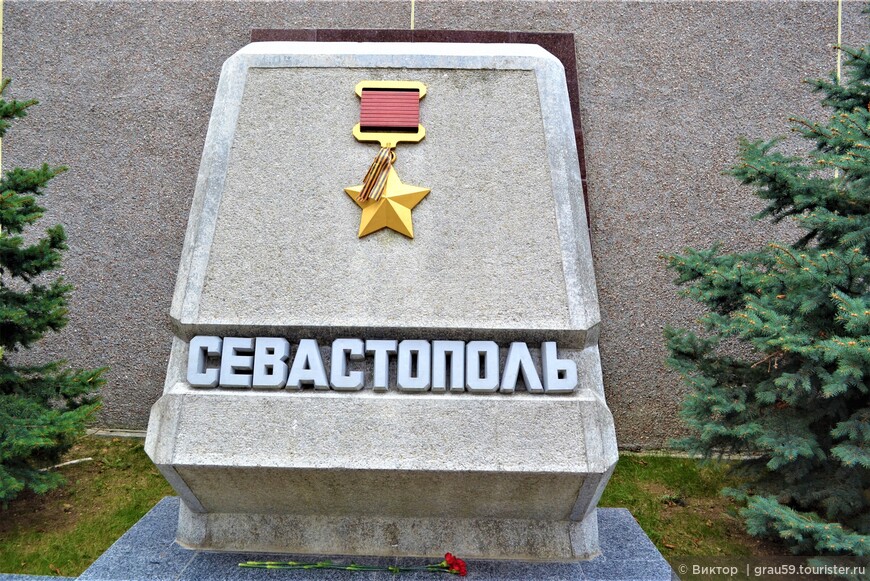 Сконцентрированная память об истории Севастополя в центре города или Загадка Морского собрания