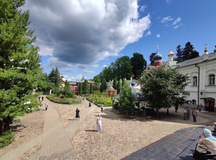 Успенская площадь монастыря
