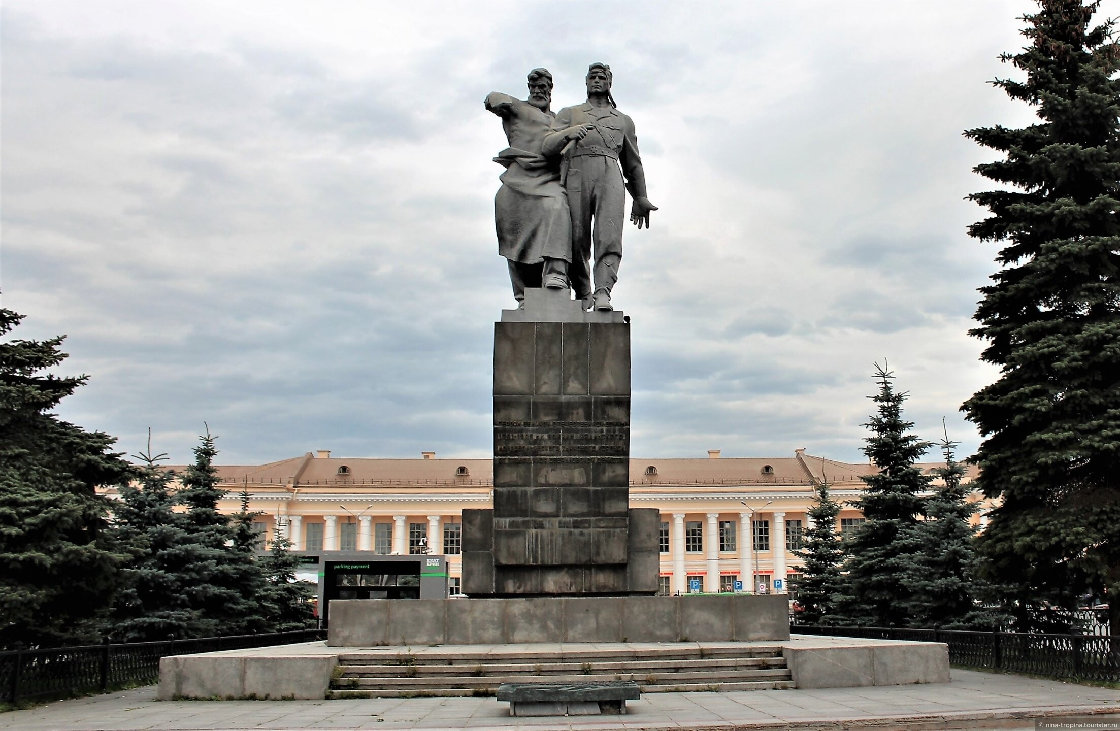 Памятник воинам в екатеринбурге. Памятник Уральскому добровольческому корпусу Екатеринбург. Памятник УДТК В Екатеринбурге. Памятник воинам Уральского добровольческого танкового корпуса. Памятник Уральскому танковому корпусу в Екатеринбурге.