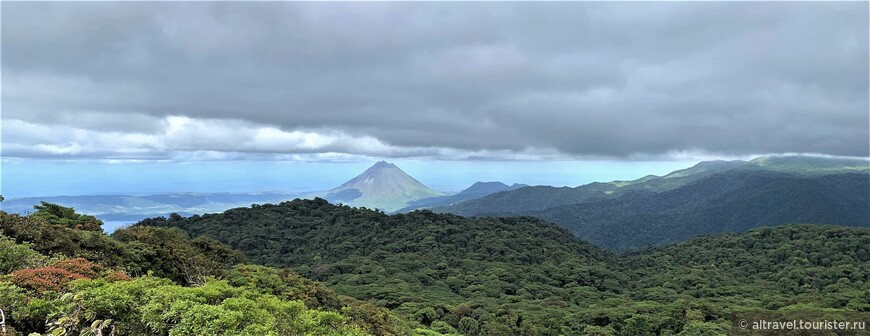 Вид на вулкан Ареналь со смотровой площадки в заповеднике «Облачный лес Санта-Елена».