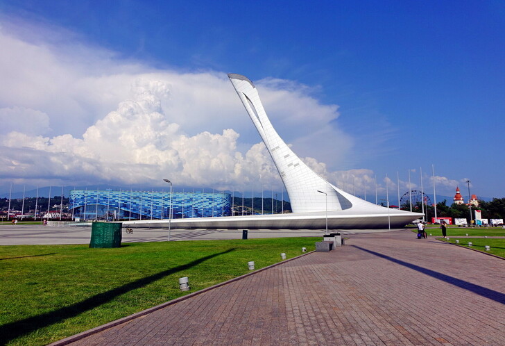 Дворец спорта «Айсберг» и фонтан в Олимпийском парке