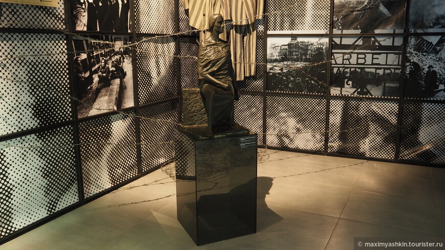 Германия - скорбящая Мать. Модель памятника скульптора Фрица Кремера, посвященная жертвам нацизма в концлагере Маутхаузен