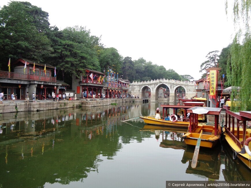 Мраморный мост Нефритового пояса в Летнем императорском дворце в Пекине