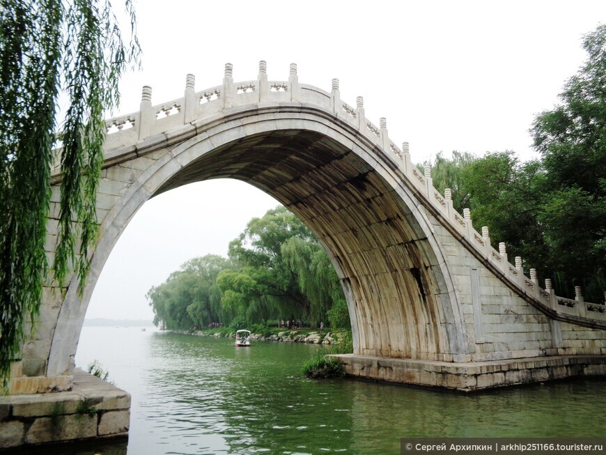 Мраморный мост Нефритового пояса в Летнем императорском дворце в Пекине