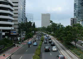 Джакарта: люди, здания, машины