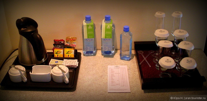 Штатный набор чайных принадлежностей в номере (кроме маленькой бутылки с водой)