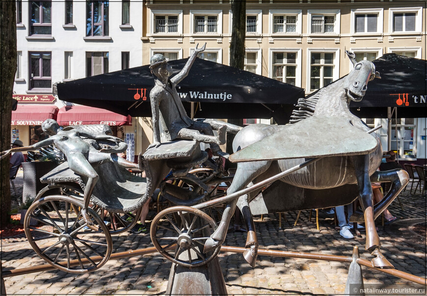 Скульптура Джефа Клерхаута под названием «Зевс, Леда, Прометей и Пегас посещают Брюгге»