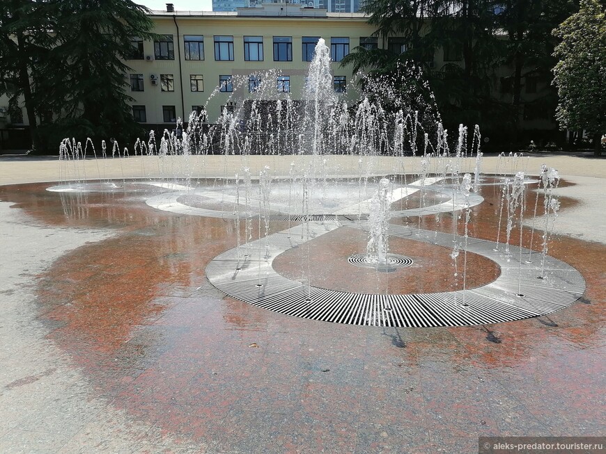 Июньская жара и живительный фонтан в центре Сочи