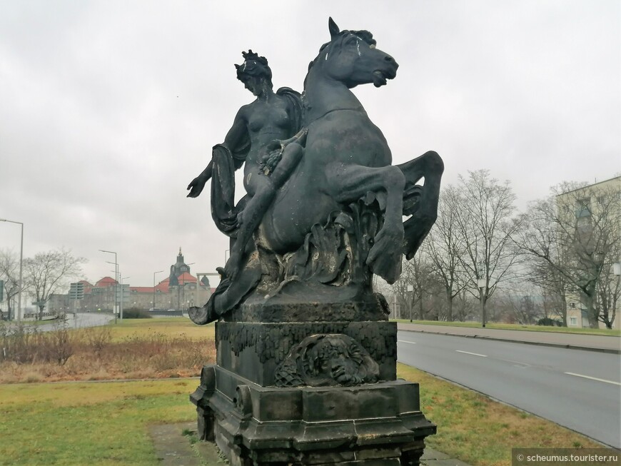 Самая красивая площадь в северной части Дрездена в мрачный зимный днень