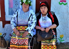 У входа в хату сидели колоритные украинки, обрадовавшиеся, что их будут фотографировать.