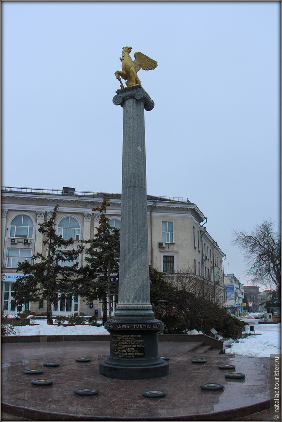 Стела представляет собой ионическую колонну, увенчанную скульптурой золотого грифона, который держит в лапе ключ от ворот города. У подножия стелы находятся звезды с названиями городов-героев Великой Отечественной войны.