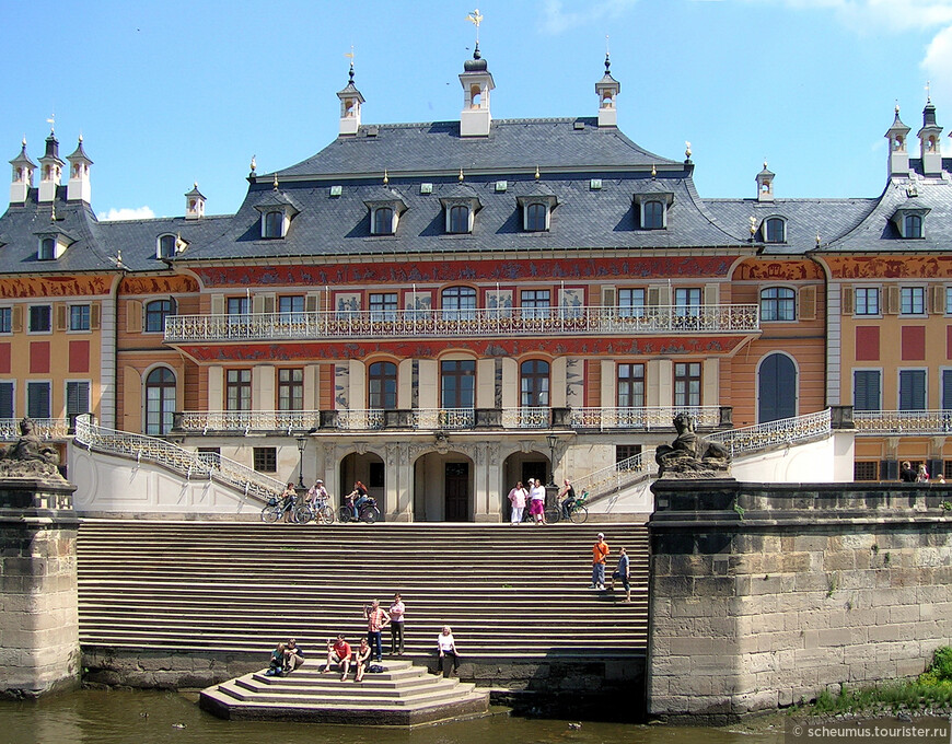 Водный дворец и элегантная лейстница- пристань (фото из Вики)