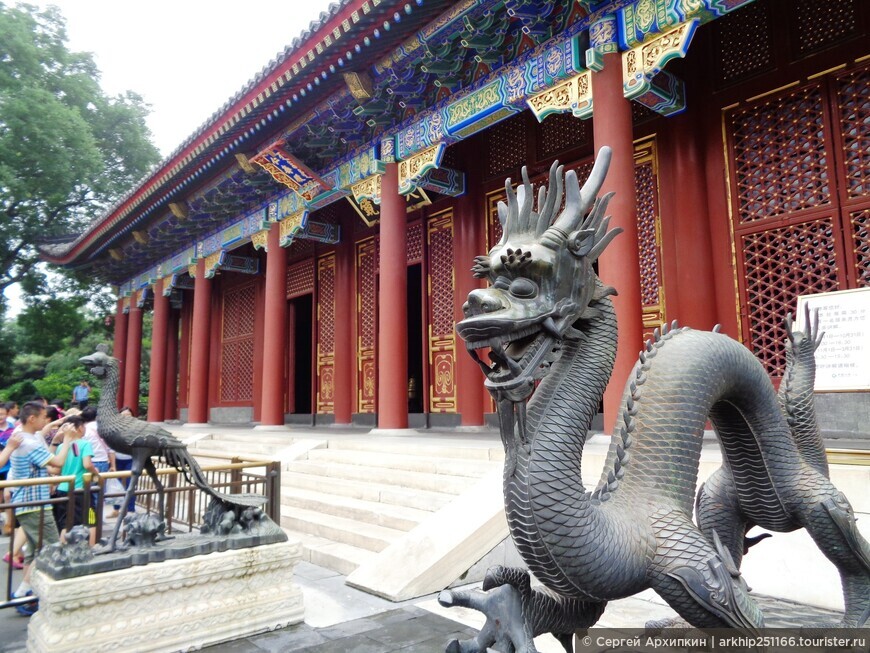 Экзотичный павильон Доброты и Долголетия в Летнем императорском дворце в Пекине