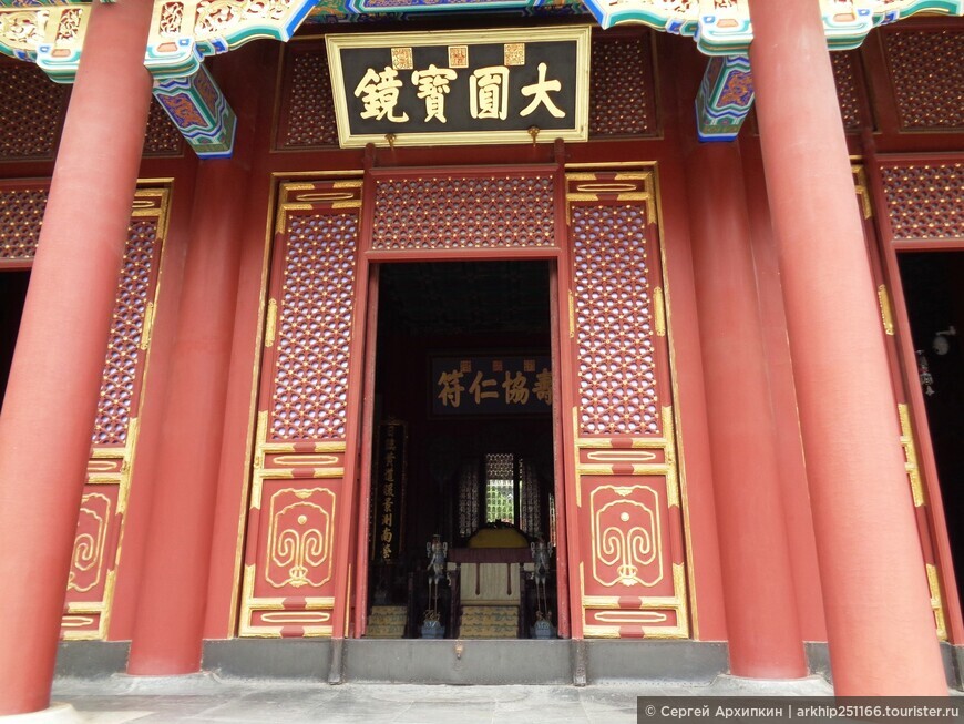 Экзотичный павильон Доброты и Долголетия в Летнем императорском дворце в Пекине