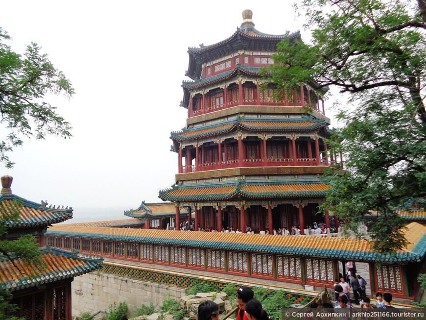 Башня Воскуривания в Летнем императорском дворце в Пекине — шедевр классической китайской архитектуры