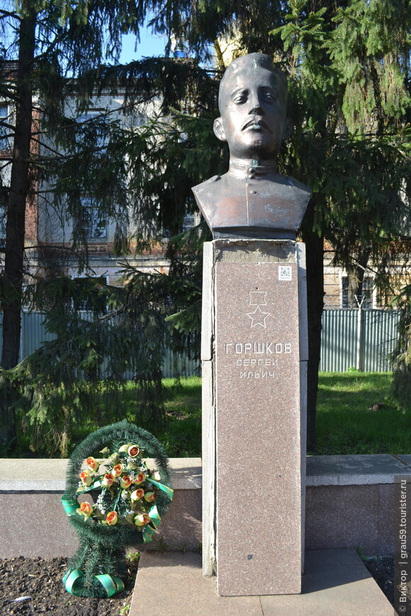 24 марта 1945 года за проявленные мужество и героизм ему присвоено звание Героя Советского Союза.