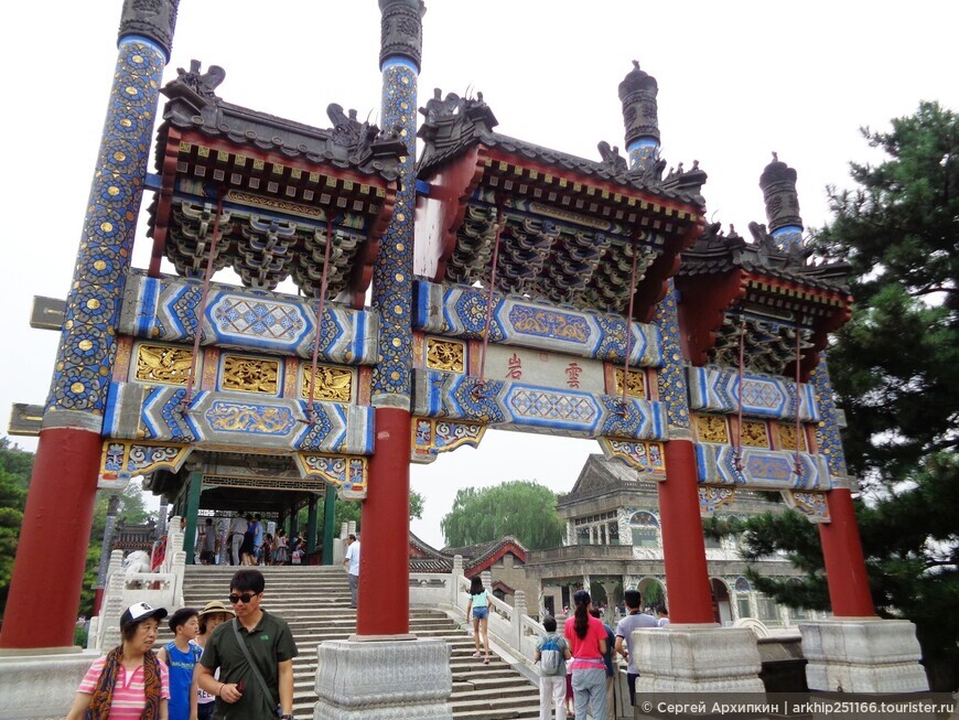 Летний дворец китайских императоров в окрестностях Пекина — шедевр китайской архитектуры