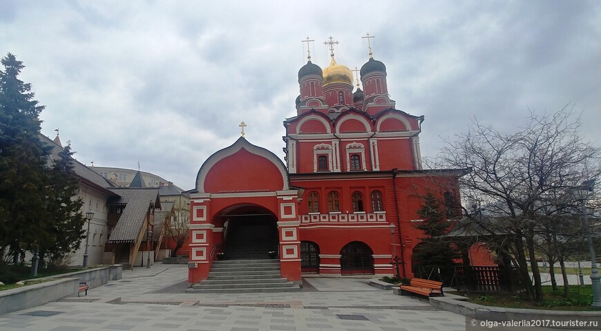 Знаменский собор — бывший главный храм Знаменского монастыря в Москве. В 1992 году он был передан Церкви и является главным храмом Патриаршего подворья в Зарядье.