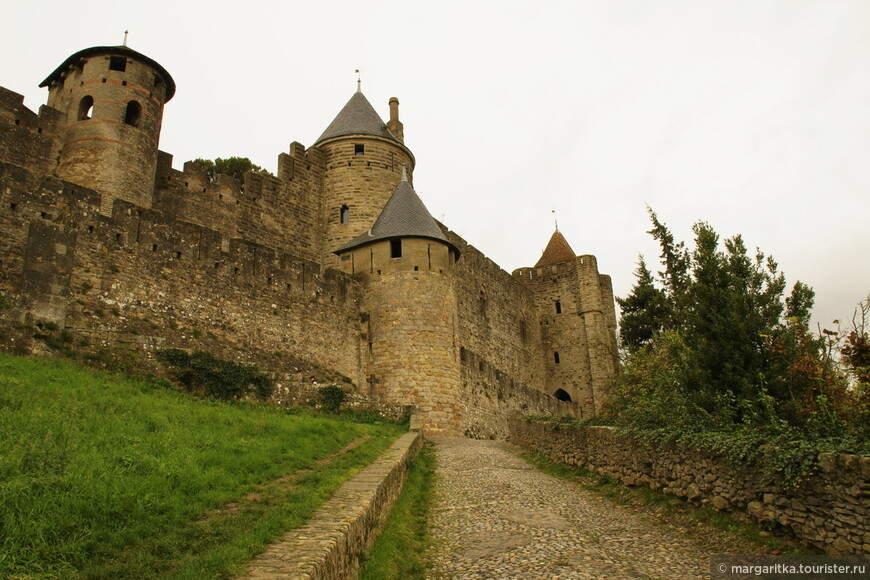 Каркасон - один из древнейших и наиболее сохранившихся ранесредневековых городов-замков в Европе