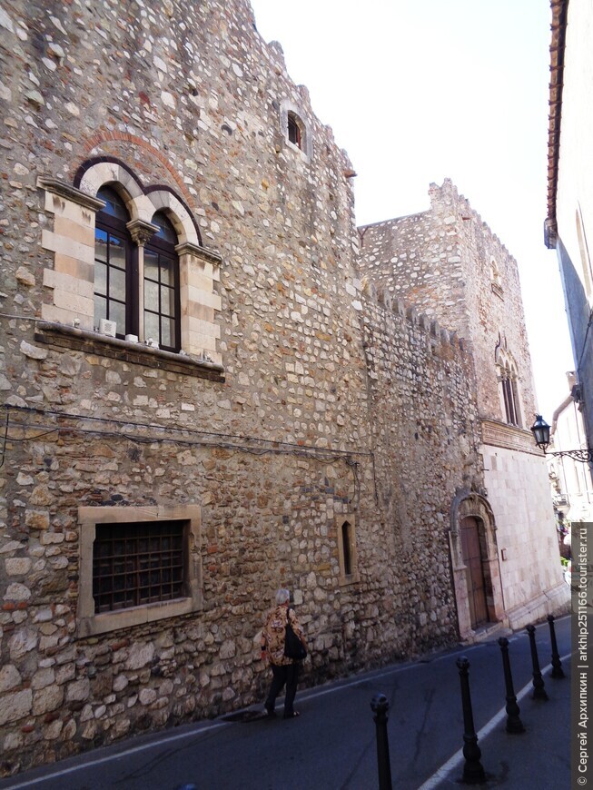 Средневековый дворец Корвайя в Таормине на Сицилии