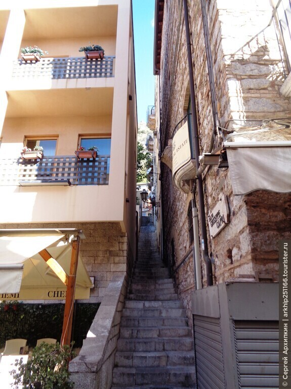 Средневековая пешеходная улица Корсо Умберто в Таормине на Сицилии