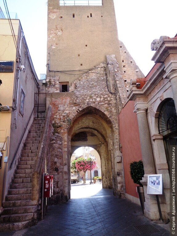 Средневековая Часовая башня 12 века с византийской иконой в Таормине на Сицилии