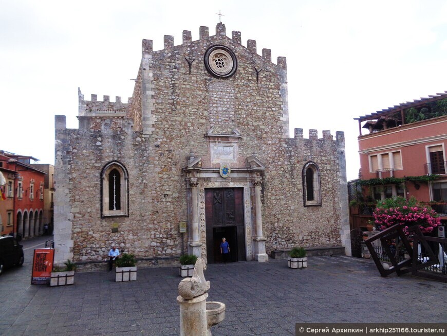 Средневековый Кафедральный собор Святого Николая (13 века) в Таормине на Сицилии