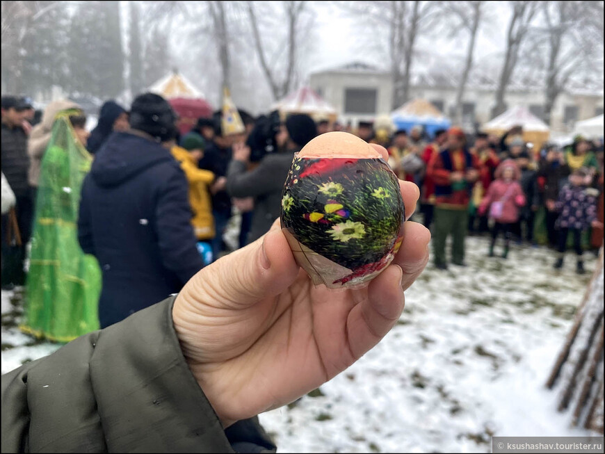 По традиции, азербайджанцы ставят крашеное яйцо на зеркало, устанавливая таким образом завершение старого года и наступление первого дня нового.