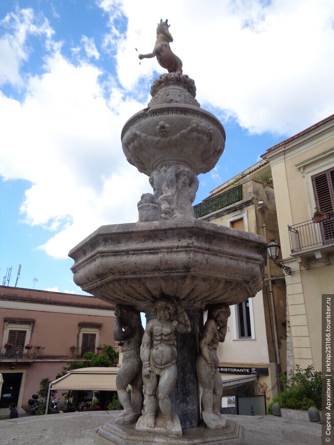 Барочный фонтан на Дуомской площади в Таормине (Сицилия)