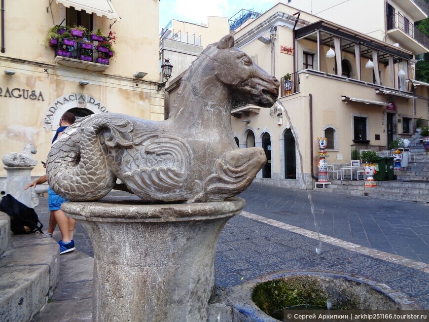 Барочный фонтан на Дуомской площади в Таормине (Сицилия)