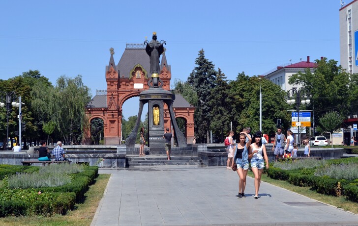 Свято-Екатерининский фонтан на фоне Триумфальной арки