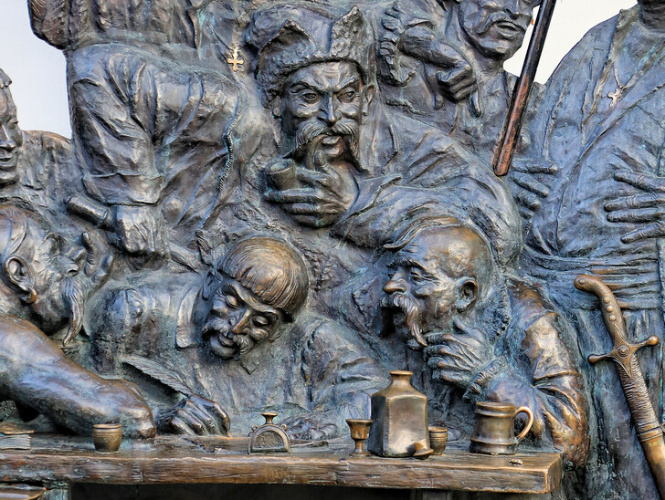 Фрагмент скульптуры «Запорожские казаки пишут письмо турецкому султану»