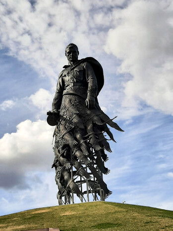  Монумент, увековечивший память о военных событиях подо Ржевом, приурочен к 75-й годовщине Победы над фашистскими захватчиками. Он появился недавно, летом 2020 года.