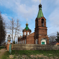 Здание церкви выполнено в русском стиле с кирпичной кладкой на белокаменном цоколе. Объёмная композиция включает храм с полуциркульной апсидой, трапезную и трёхъярусную шатровую колокольню.