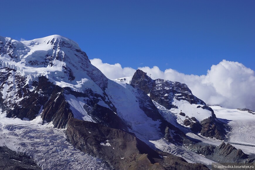 Верхняя станция канатной Matterhorn Glacier Paradise. Вершина Брайтхорн (4164 м.) и по центру Кляйн Маттерхорн со смотровой площадкой. Вид с Гернерграт (приближено).