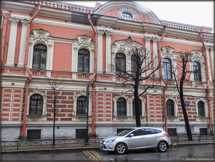 Фасад особняка выполнен в стиле необарокко - украшен обильной лепниной, балкон, который поддерживают гипсовые атланты, занимает три оконнных проема, а на уровне первого этажа установлены две фигуры атлантов, поддерживающие его.

